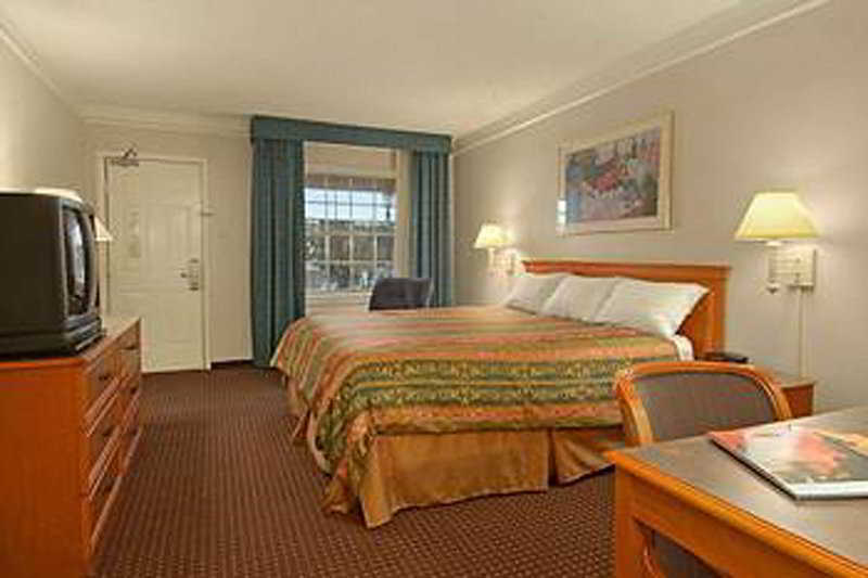 Days Inn By Wyndham Tucson City Center חדר תמונה